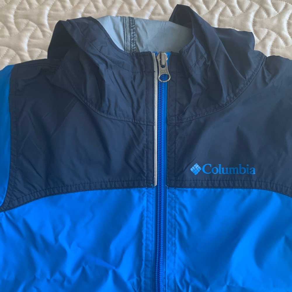 Ready for spring with this hooded windbreaker